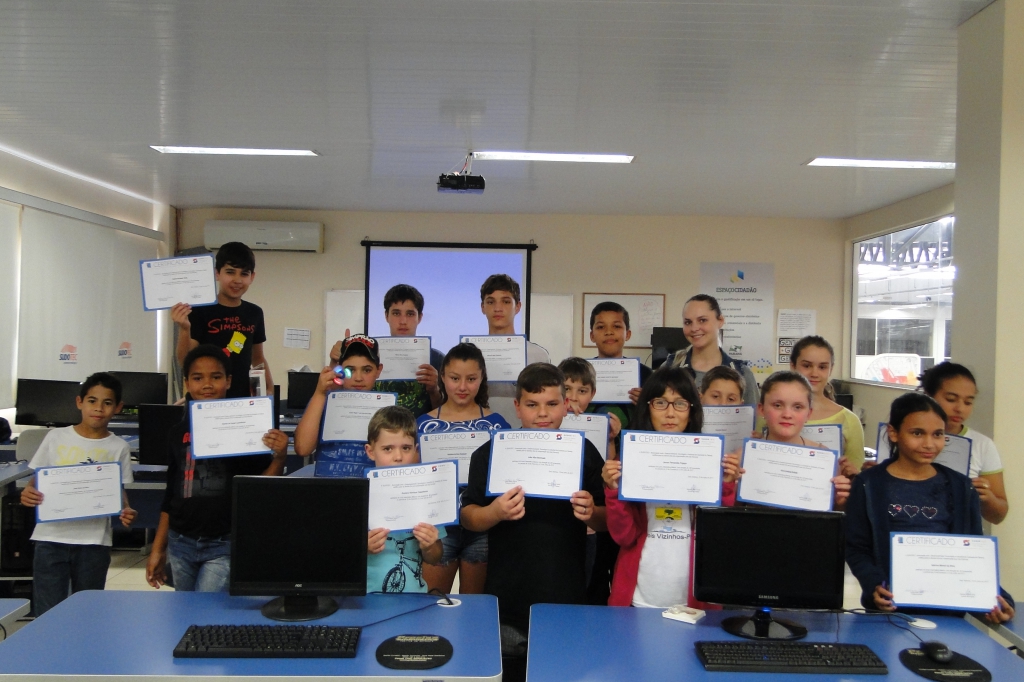 Alunos da Informática Básica recebem certificados