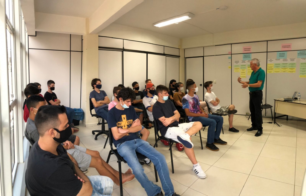 ALUNOS DO PROJETO APRENDER E CRESCER PARTICIPAM DE PALESTRA SOBRE "EDUCAÇÃO FINANCEIRA E PROSPERIDADE" COM LUIZ CARLOS PERETTI