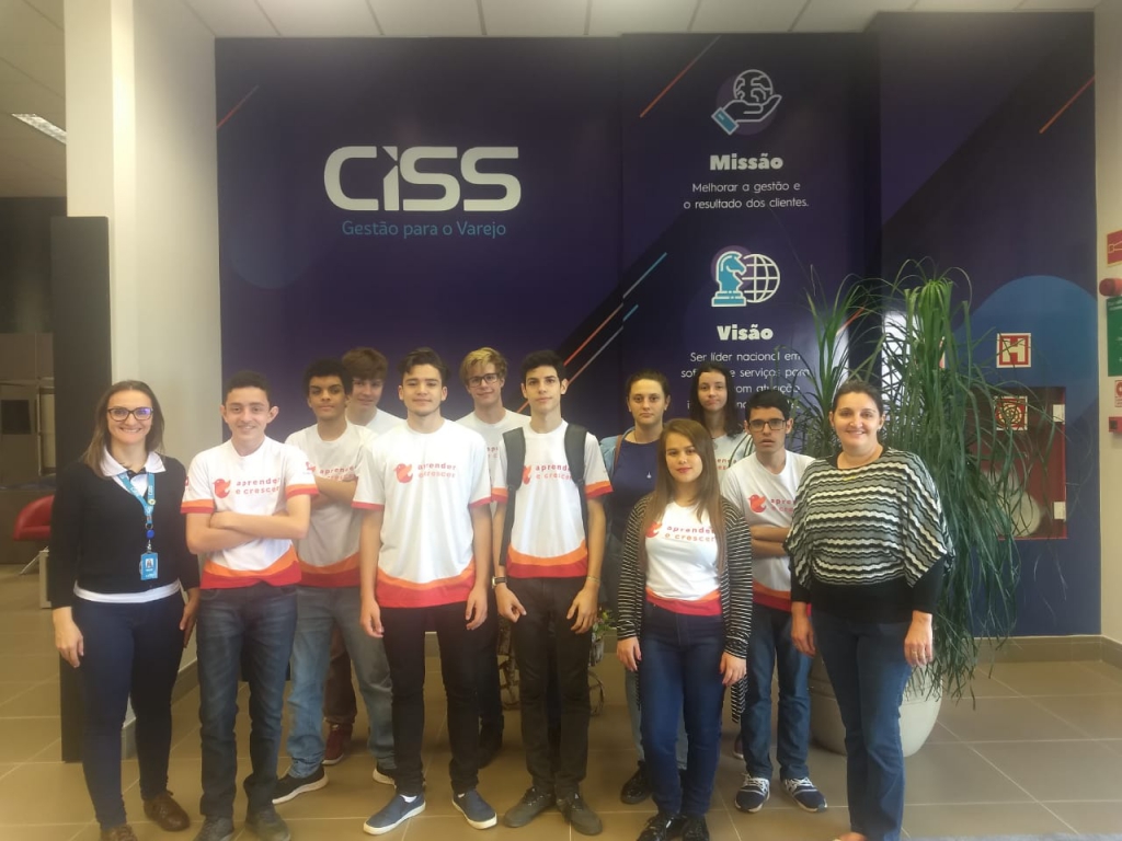 Alunos do Projeto Aprender e Crescer visitam empresas de Tecnologia de Dois Vizinhos