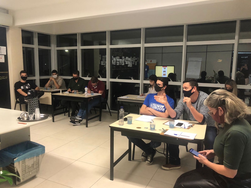 ALUNOS DO APRENDER & CRESCER APRESENTAM BANCA DE PROJETOS