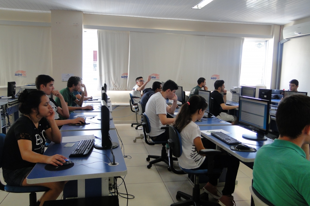 Inscritos no Projeto Aprender e Crescer realizam teste seletivo