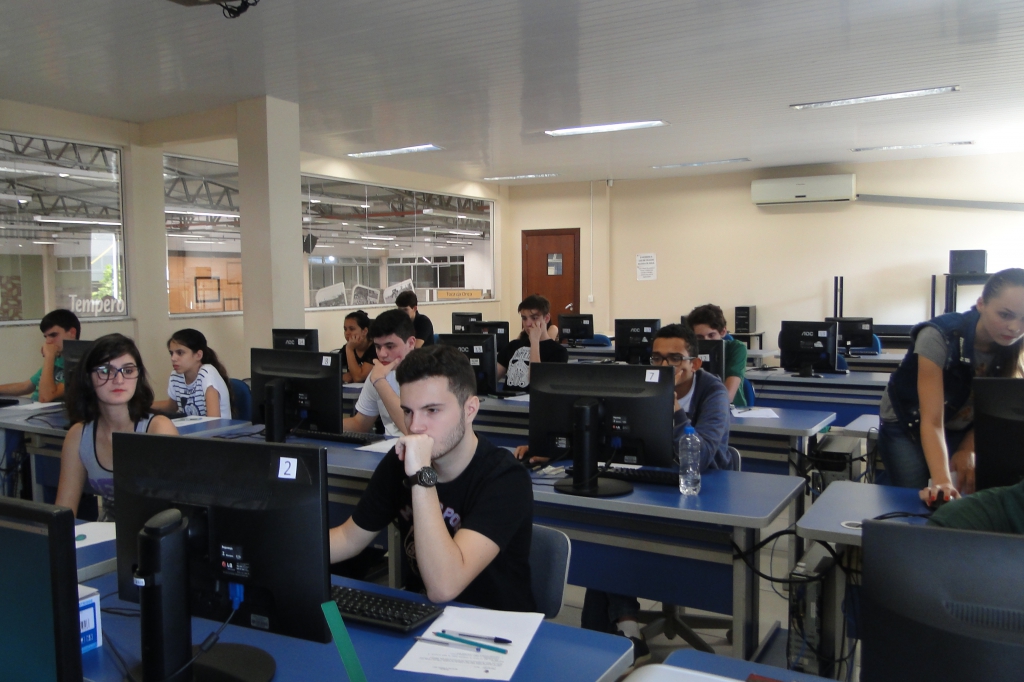 Inscritos no Projeto Aprender e Crescer realizam teste seletivo