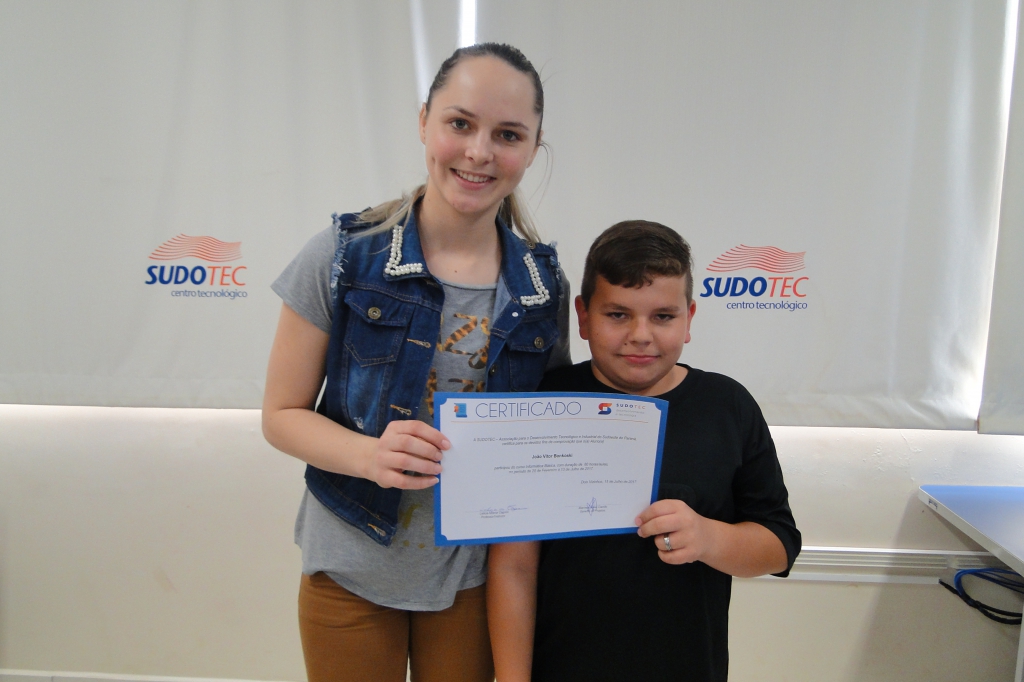 Alunos da Informática Básica recebem certificados
