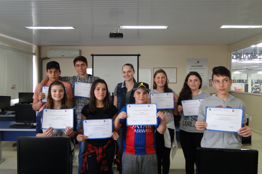 Alunos da Informática Básica recebem certificados