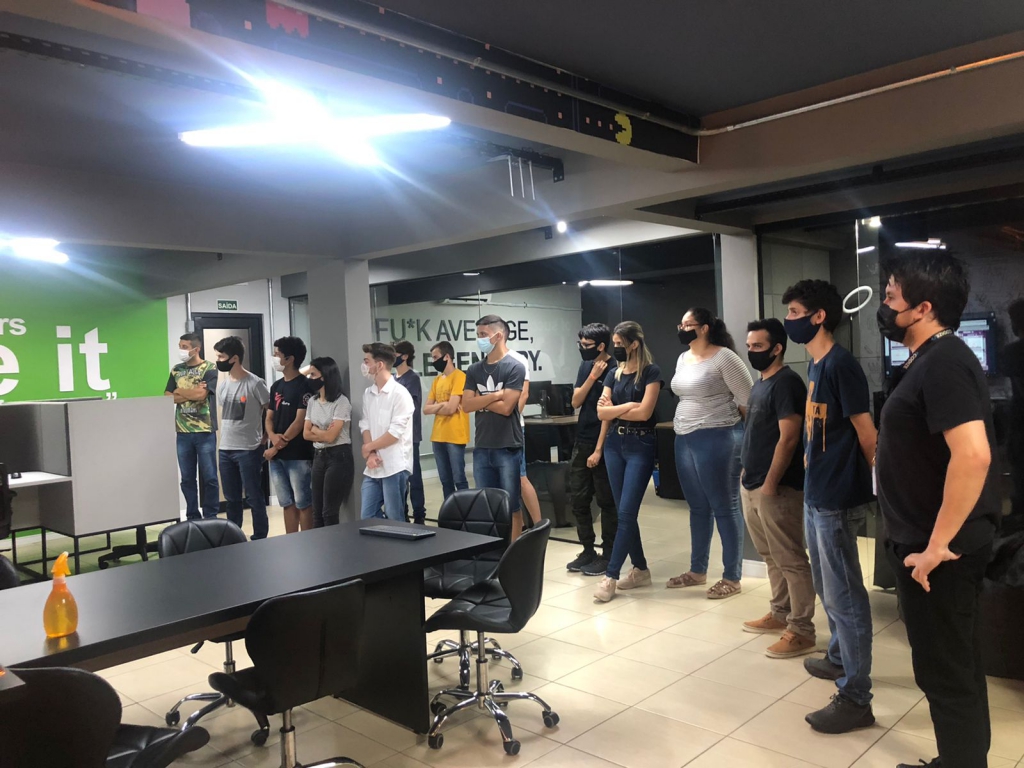 ALUNOS DO APRENDER E CRESCER VISITAM A EMPRESA CODIZE EM DOIS VIZINHOS