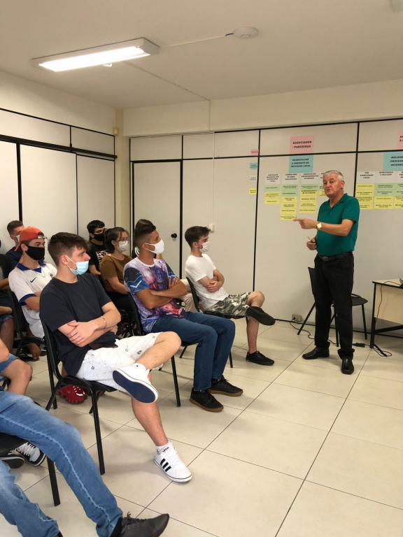 ALUNOS DO PROJETO APRENDER E CRESCER PARTICIPAM DE PALESTRA SOBRE "EDUCAÇÃO FINANCEIRA E PROSPERIDADE" COM LUIZ CARLOS PERETTI