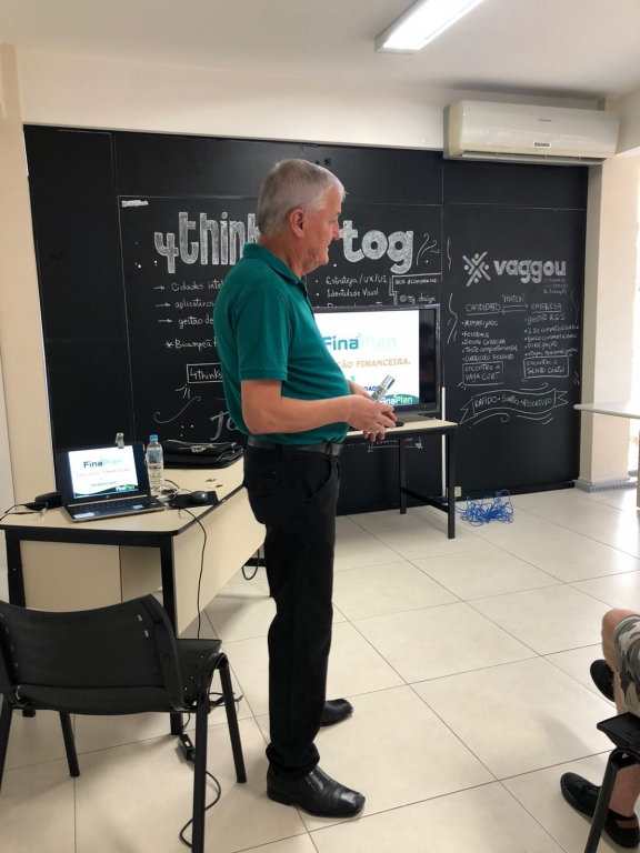 ALUNOS DO PROJETO APRENDER E CRESCER PARTICIPAM DE PALESTRA SOBRE "EDUCAÇÃO FINANCEIRA E PROSPERIDADE" COM LUIZ CARLOS PERETTI