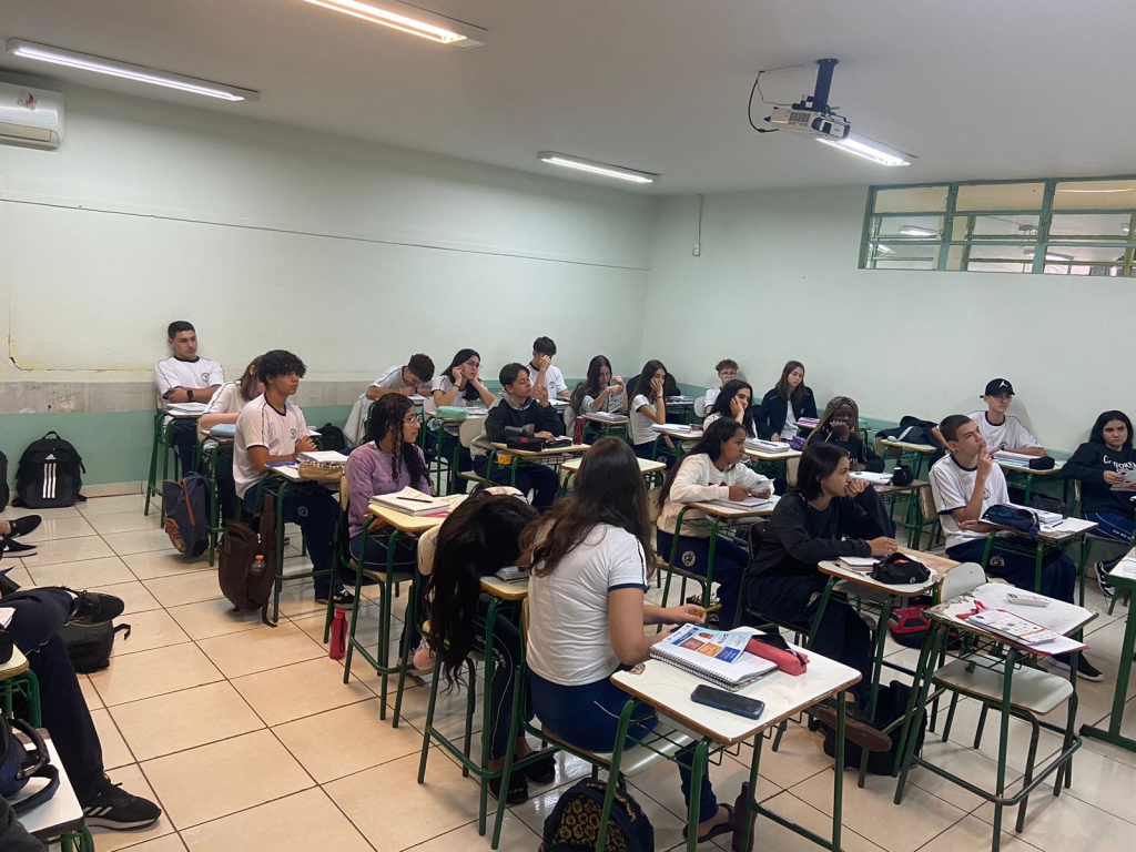 Visitas nos colégios divulgar o Aprender e Crescer