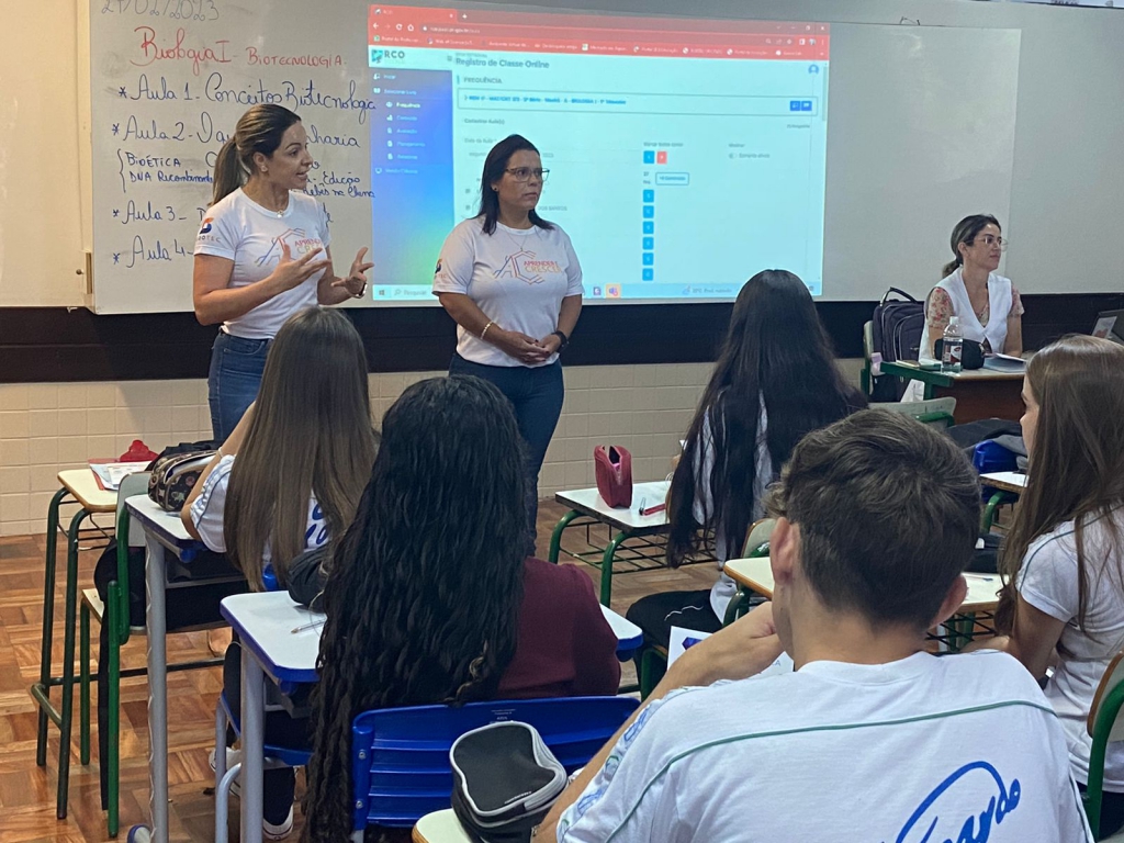 Visitas nos colégios divulgar o Aprender e Crescer