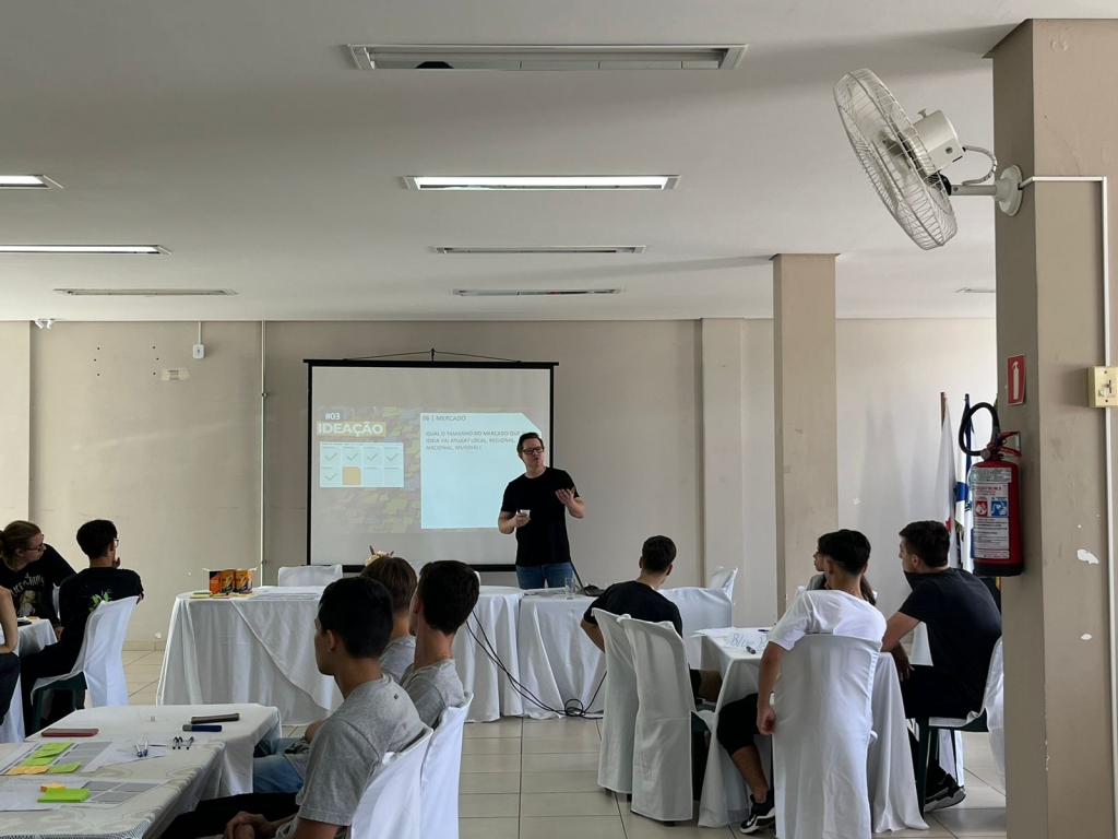 Alunos do Aprender e Crescer participam do Garage Sprint programa de Geração de Negócios Inavodores do Sebrae