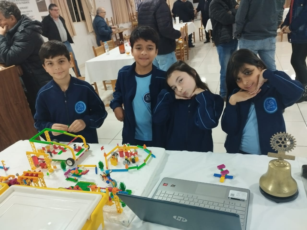 ALUNOS DE ROBÓTICA FAZEM APRESENTAÇÃO NO ROTARY