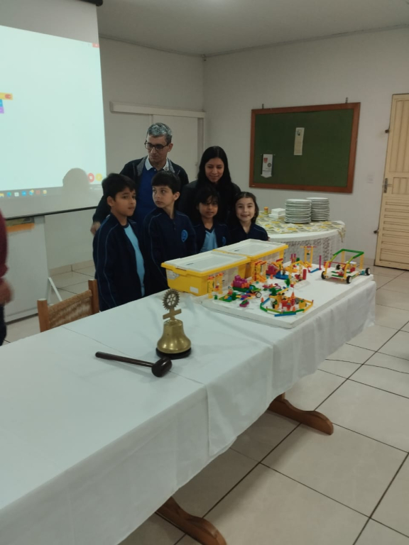 ALUNOS DE ROBÓTICA FAZEM APRESENTAÇÃO NO ROTARY