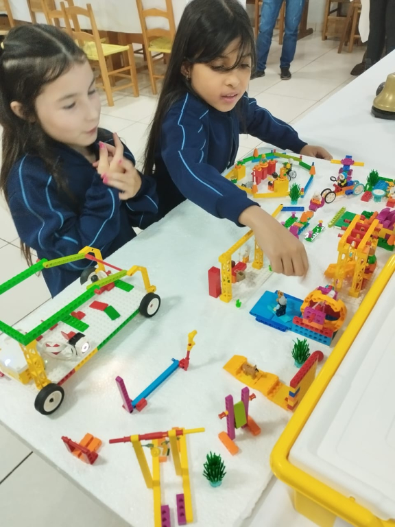 ALUNOS DE ROBÓTICA FAZEM APRESENTAÇÃO NO ROTARY